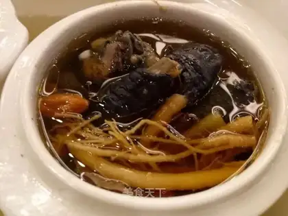 Red cucumber gel and chicken soup