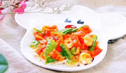 Tomato hands on noodles