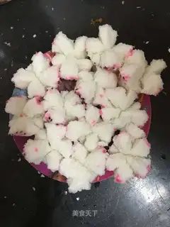 A bowl of cake
