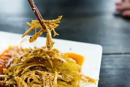 Red-oiled chicken silk
