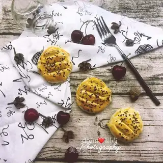 It's a detailed version of the yellow wife cake