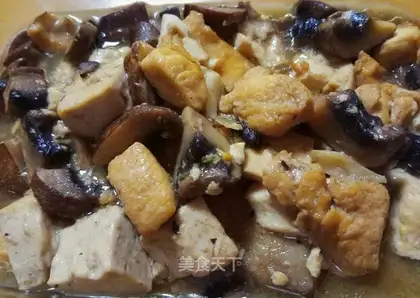 Brown mushrooms with gravy tofu
