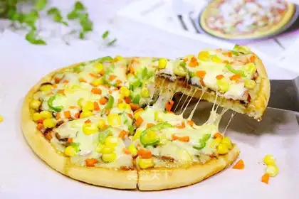 Bacon-peased mushroom garden pizza