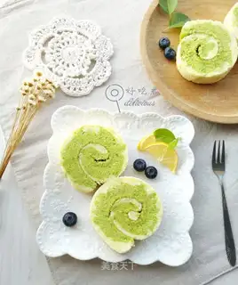 A spinach whirlwind roll