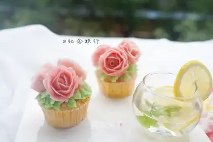 Strawberry bean saloon cupcakes