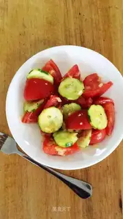 Tomato cucumber garlic salad
