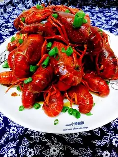 Garlic sauce pops the lobster