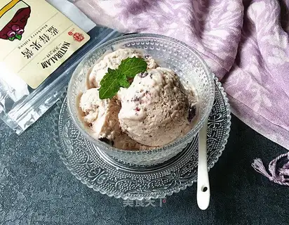 Blueberry jam ice cream