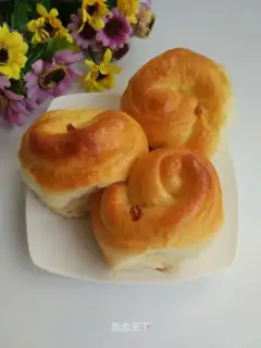 A soft hand to tear bread