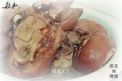 Black bean stew pig hoof