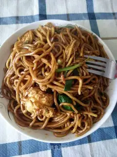 Egg and green noodles