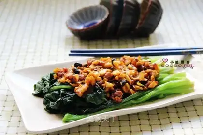 Spinach with mushroom sauce