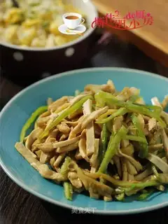 A green pepper-cracker and a fried chicken