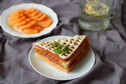 Tomato egg sandwich