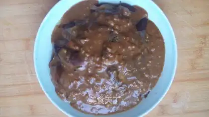 Hands tore up the eggplant