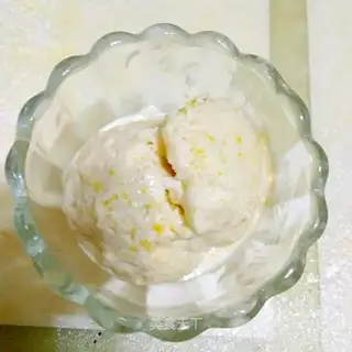 Fresh mango ice cream