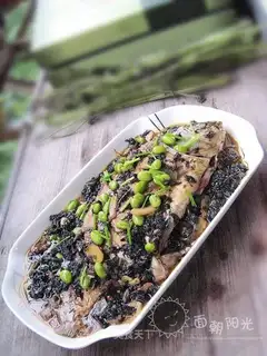 Roasted crucian carp with perilla and beans