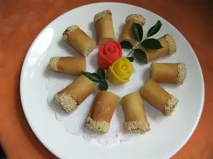 Sesame and tomato rolls