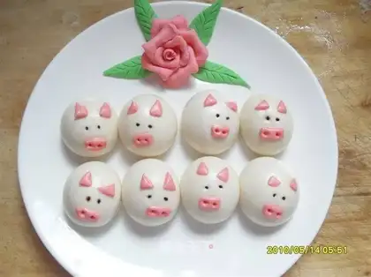 A herd of pigs sends blessings