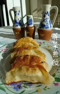Fried dumplings with shepherd's purse