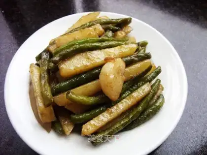 Stewed potatoes with green beans