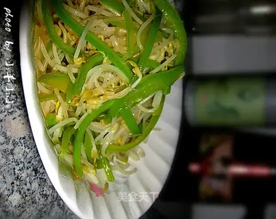 Green pepper and green bean sprouts