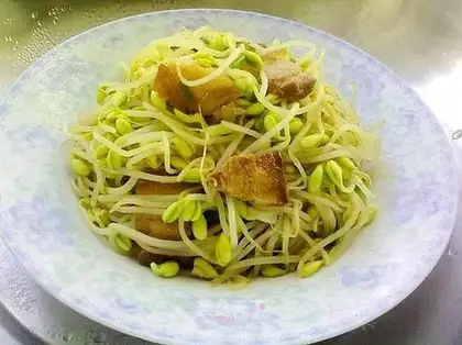 Double-cooked pork with bean sprouts