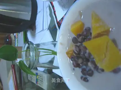 Soymilk, pumpkin and red bean soup