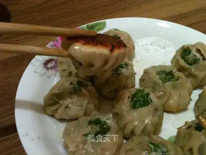 Pan-fried steamed buns with leek