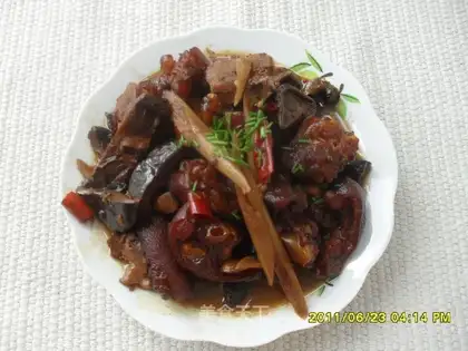 Braised pork hoof with piano seeds