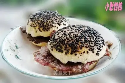 Steamed buns and meat slices