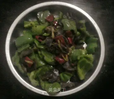 stir-fried chicken with green pepper