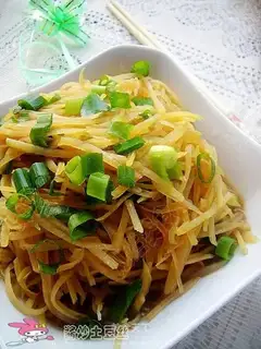stir-fried shredded potatoes in sauce