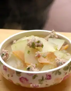 Preserved vegetables and winter melon meatball soup