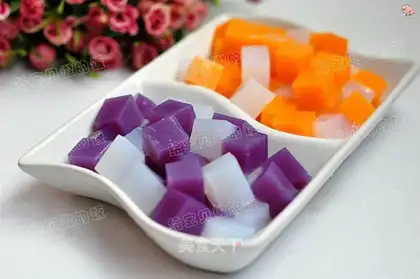Three-coloured powders and fish leaks