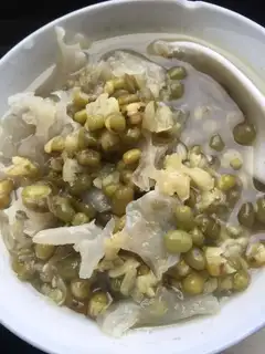 Silver ear green bean soup