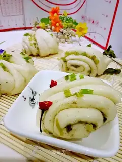 Onion pepper salt rolls