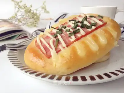 Onion bacon salad bread