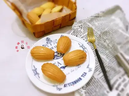 Vanilla cranberry Madeleine