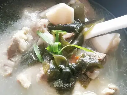 Liang-hai has a bone soup