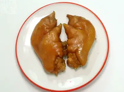 Five fragrance roasted pig hoof