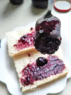 Low sugar blueberry sauce
