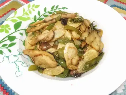 The peppers are fried with white pineapple