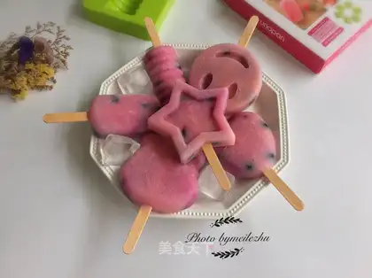 A fruit popsicle