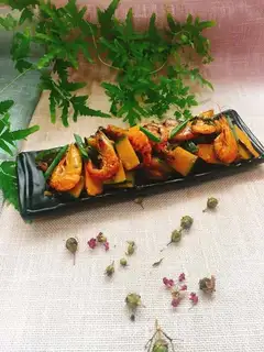 Snow-cooked shrimp fried pumpkin