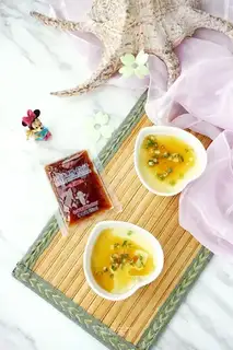 Japanese salad sauce steams eggs