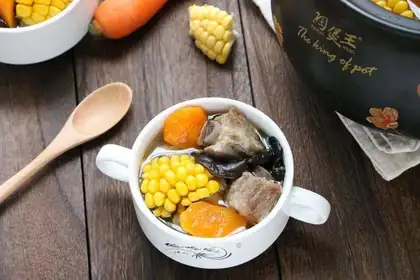 Three-coloured ribs soup