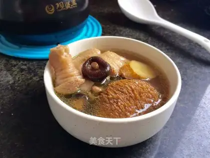 Chicken soup with mushrooms