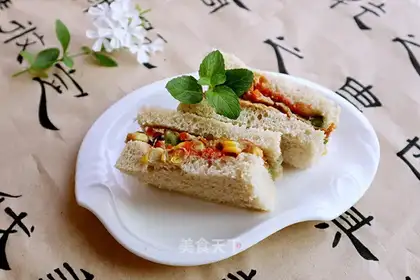 Eggs and vegetables sandwich