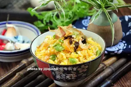 Gold fried rice with mushroom sauce